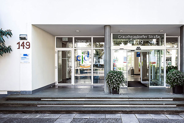 Eingang des CJD Tagungs- und Gästehauses Bonn Castell