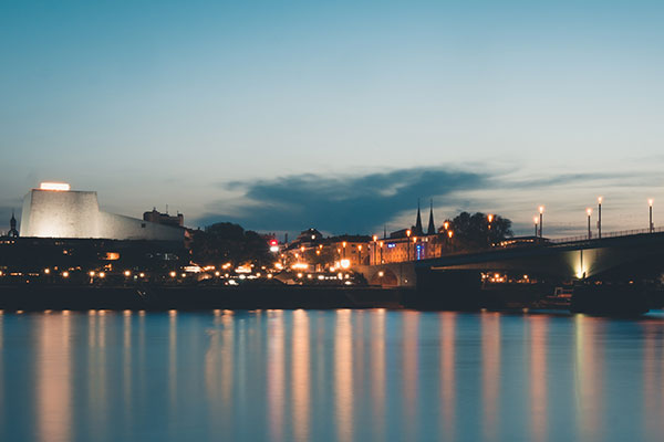 Bonn - Rheinpanorama mit Oper | Foto: Maxim Abramov, Unsplash Bonn - Rheinpanorama mit Oper | Foto: Maxim Abramov, Unsplash